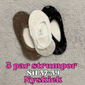 3 par strumpor Stl 37-39 - Jättefina 3 par strumpor i spets ifrån okänt märke i storlek 37-39. Nyskick. 💕Skriv jättegärna ett omdöme efter köp. 😊