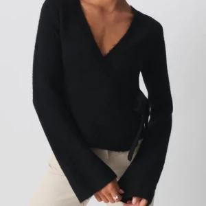 Wrapped Kofta Gina Tricot  - Säljer denna söta koftan från ginatricot i storlek M (mer som en S) då den inte kommer till användning, och jag ska flytta. Endast använd en gång. Helt slutsåld på hemsidan och mycket eftertraktad 💕💕