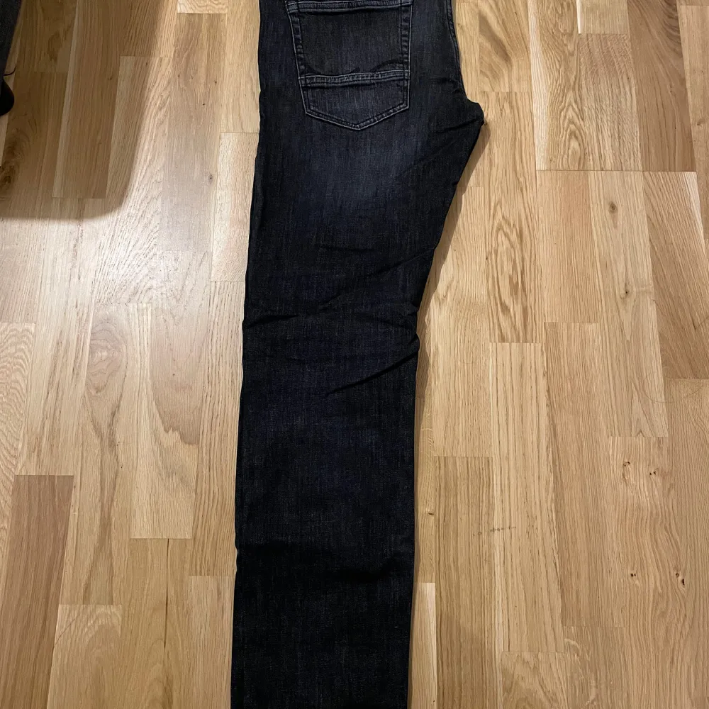 Ett par mörk gråa Jack & jones jeans i storlek W32 L34. Fin färg och ser ut som nytt skick. Comfort fit. Fraktar och pris kan diskuteras vid snabb affär.. Jeans & Byxor.