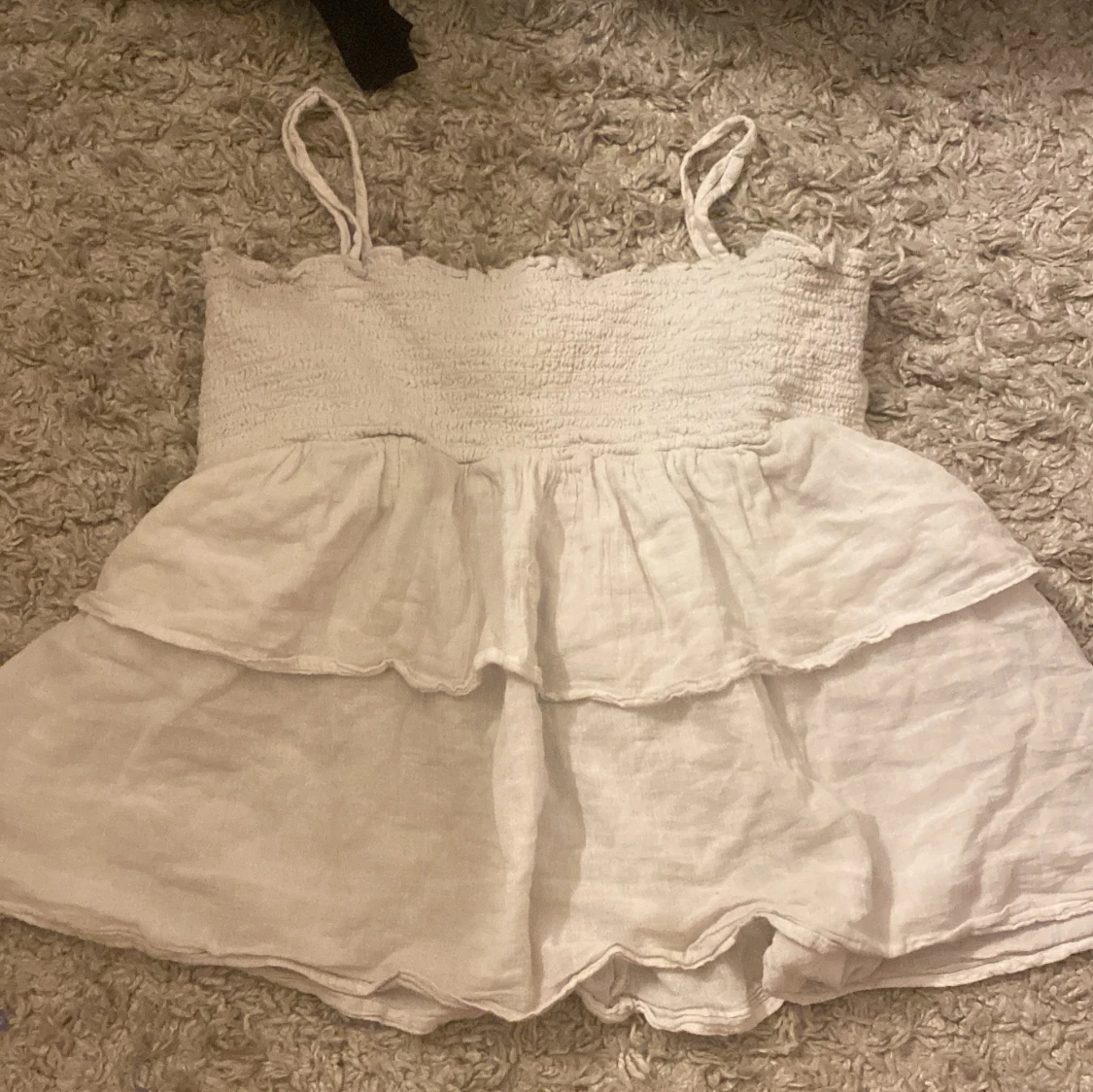 Säljer en skit snygg tröja med redigerings band ifrån ginatricot som man även kan göra till en kjol❤️