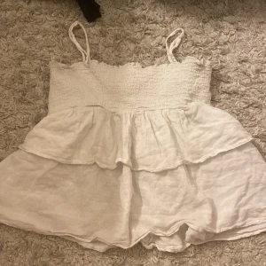 Säljer en skit snygg tröja med redigerings band ifrån ginatricot som man även kan göra till en kjol❤️ - Ganska bra skick,man kan göra den till en kjol eller tub top bara man tar av banden o sårklart kan man sätta på banden igen