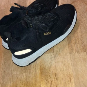Hugu boss skor.  - Hej! Säljer mina boss skor pågrund av att jag har vuxit ur dom. Säljer dom väldigt billigt då jag köpte dom för 2499, pågrund av att det är hål i dom. Storlek är 42 men passar även 43 lika bra. Hör av er 😁