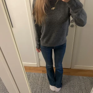 Stickad tröja  - Säljer denna sååå fina och sköna stickade tröjan från hm 🙌🌸 Perfekt nu till hösten och vintern. Bra använt skick, lite nopprig men inget man tänker på 😍 Storlek M men sitter bra på mig som brukar ha XS-S. Använd gärna ”köp nu” 🩷