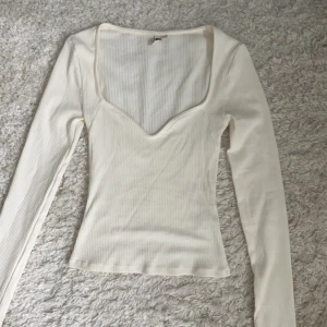 Nelly Top - Säljer denna fina Nelly Top, den kommer aldrig till användning och är helt ny💕den har aldrig använts och är i nyskick💕skicka prisförslag!💕