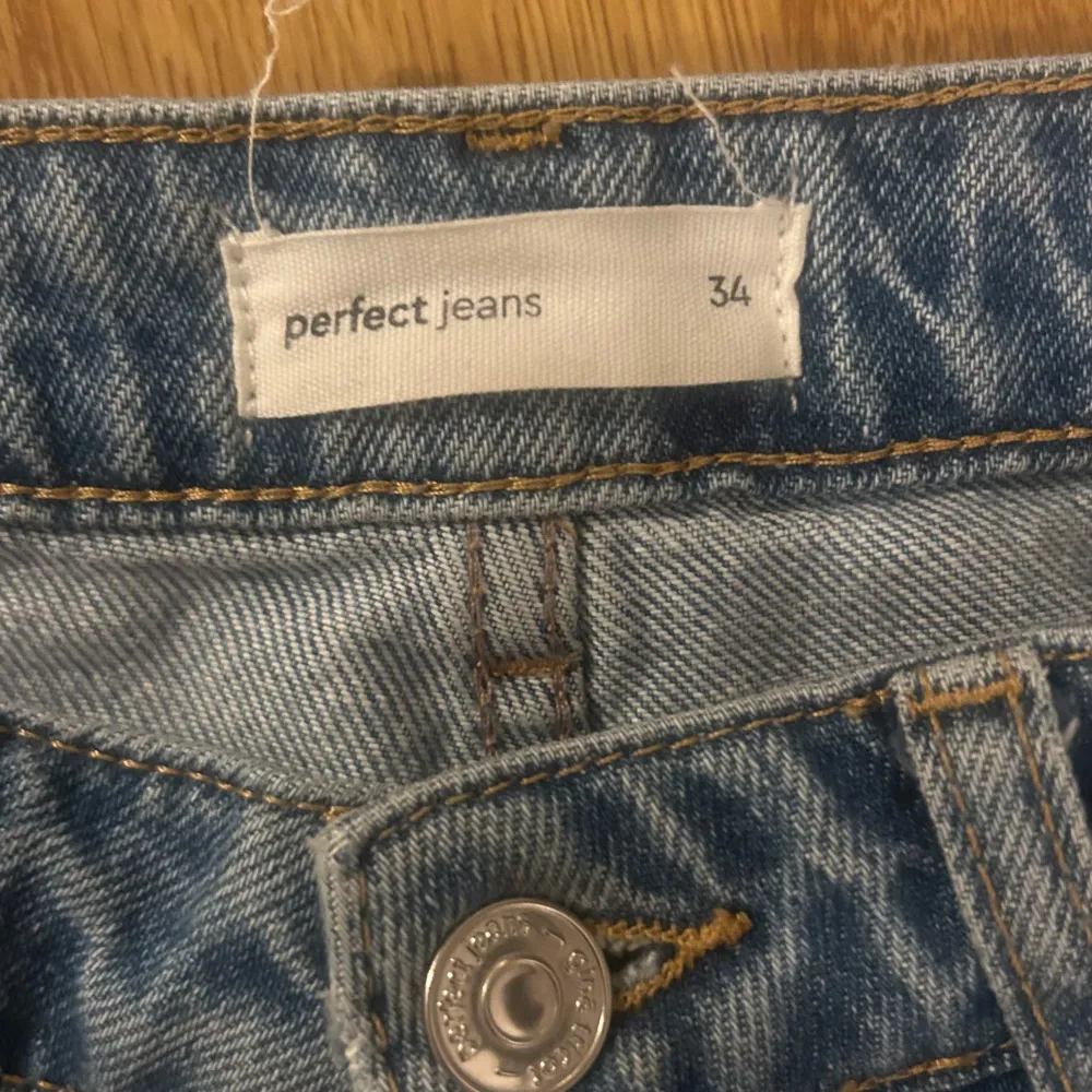 Jeans från ginatricot, storlek 34 Jättefina jeans som jag själv gillar mycket men nu vuxit ur. Byxorna är i bra skick  Modellen på byxorna heter perfect jeans. Jeans & Byxor.