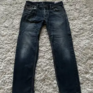 Säljer dessa snygga deisel jeans. Nypris 1500kr. Skick 6/10. Hör av dig vid funderingar.