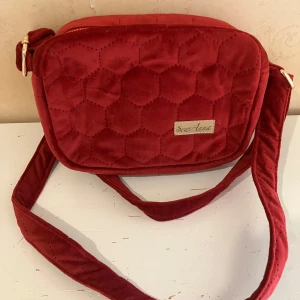 Mjuk väska - Mjuk vin röd väska liten ny oanvänd 