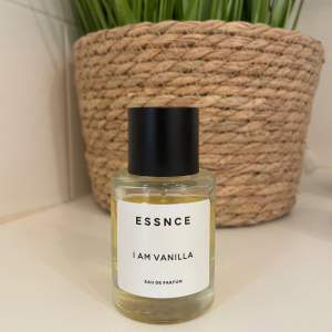 Säljer en flaska ESSNCE I Am Vanilla Eau de Parfum. Inte använt så mycket, syns på bilden hur mycket som är kvar 