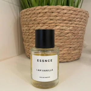 ESSNCE I Am Vanilla Eau de Parfum - Säljer en flaska ESSNCE I Am Vanilla Eau de Parfum. Inte använt så mycket, syns på bilden hur mycket som är kvar 