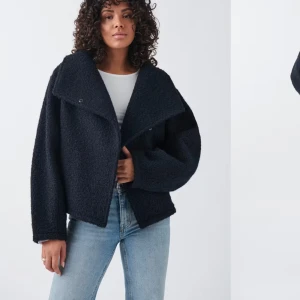 Ginas kappa  - Navy kappa från Ginatricot, strl S. Slutsåld online, köptes för cirka en månad sedan och är helt ny.🥰