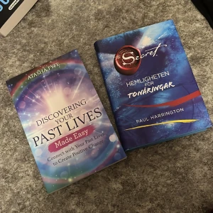 Böcker - Säljs tsm! Hemligheten för tonåringar, skriven av Paul Harrington. Discovering your past life, skriven av Atasha Fyfe. Den är på engelska  Har inte läst i dom men dom är nya och i bra skick, har alla sidor.