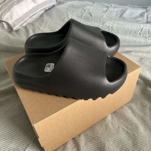 Yeezy slides  - Storlek 37 passar även 36 helt nyöppnade. Jag säljer dom på grund av att dom va för små. Köpte nya när jag insåg att dom va för små men nu har dom bara legat i kartongen hela sommaren. Pris kan diskuteras vid snabb affär. 