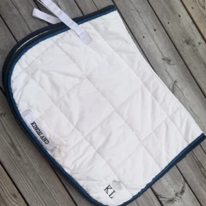 Kingsland schabrak  - Hoppschabrak ifrån Kingsland, storlek Full. Snabbtorkande undersida.  Använt men i fint skick, helt och rent. 