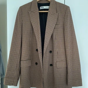 Fin kavaj! Som ny! - Rutig kavaj från Zara stl S, som ny: 350 kr  