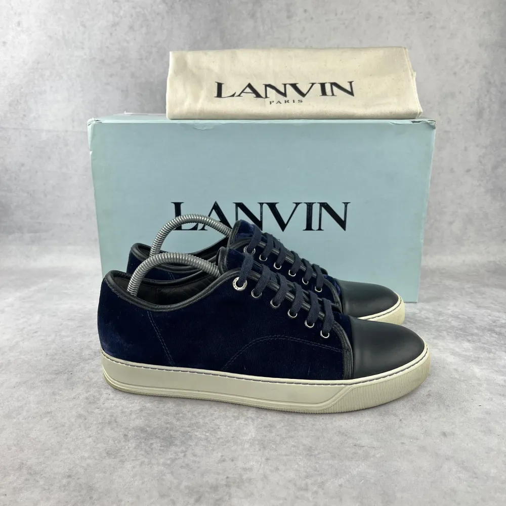 Lanvin captoe sneaker  –  Skick: 9/10  –  Storlek: 40/UK6 & 41/UK7  –  Tillbehör: Dustbag  –  Nypris: 5200 kr  Denna modell är stor i storlek och vi rekommenderar att gå ner en storlek. Skor.