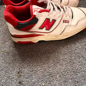 New balance 550 röd nypris ca 1300 bra skick förutom hål på undersidan vid hälen. Storlek 43. Lådan följer med