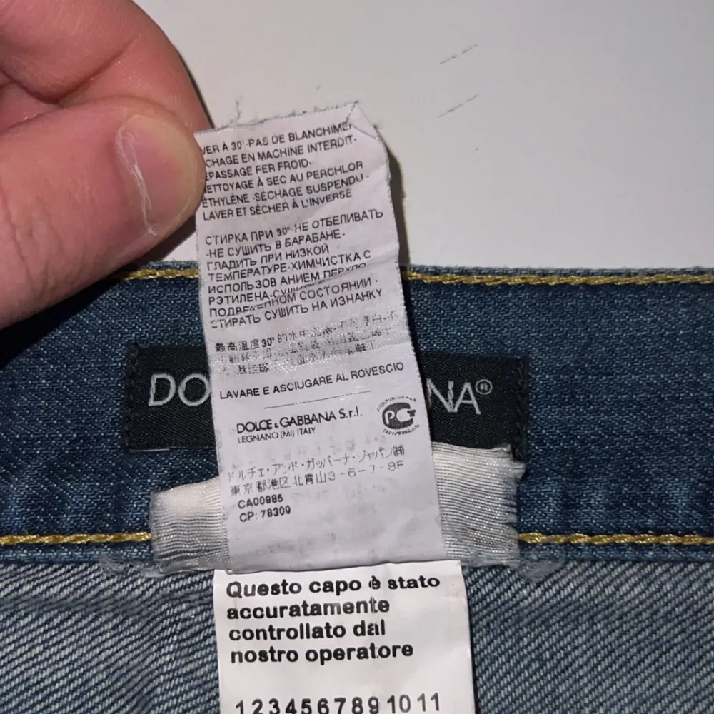 Säljer ett par Dolce & Gabbana Jeans. Jätte fint skick använt dem Max 3 gånger. Det står att det är Storlek 52 skulle säga dem passar 52-50 i Storleken det är Italiensk storlek. Kom me bud😁. Jeans & Byxor.