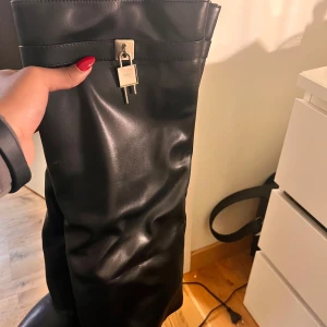 svarta boots - skit fina, går till fest men också vardags