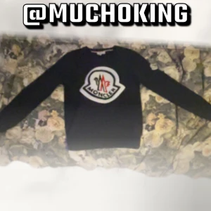 Moncler Sweatshirt - Riktig flashig tröja med stort Moncler märke!🤩🤩 Säljs till ett toppen pris kan såklart diskutera priset vid snabb affär! Tveka inte på att höra av er vid frågor😀👍🏻