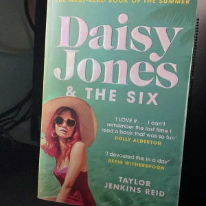 boken daisy jones & the six - daisy jones & the six för endast 70 kr! 
