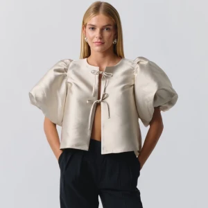 Gina blus - Säljer min oanvända blus från Gina Tricot i strl S