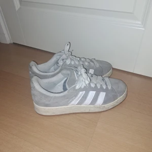Adidas campus grå - Super fina skor, säljer då de sällans används! I ett bra skick till ett rimligt pris, storlek 42 2/3 som du kan se på bild 3! Pris går disskutera!