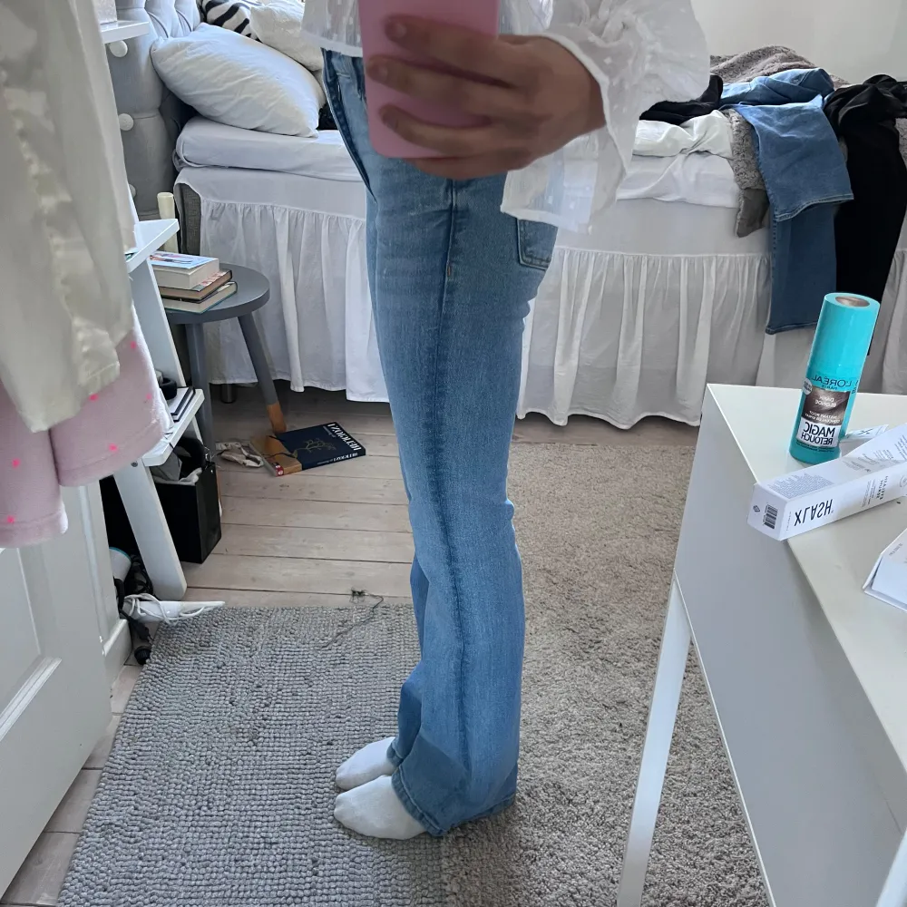 Nya jeans som använts max 1 gång så inga slit. Dem är långa och nypris var 499. Jeans & Byxor.