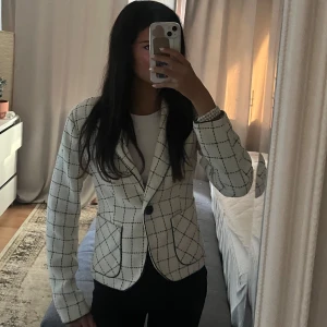 Jacka - En tunnare jacka/ kofta. Aldrig andvänd då jag tyvärr aldrig får tillfälle att andvända den.  Är det någon fundering eller att man vill ha fler bilder på jackan så är det att bara höra av sig så ska jag svara på din fråga så fort som möjligt ☺️