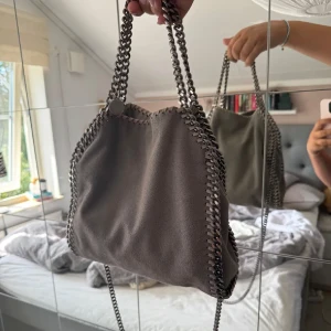 Stella McCartney  - Säljer min jätte fina väska då ja önskar att köpa en balenciaga city bag. Öppen för byten mot balenciaga väskor. Med väskan ingår dustbag. Väskan är o fint skick.