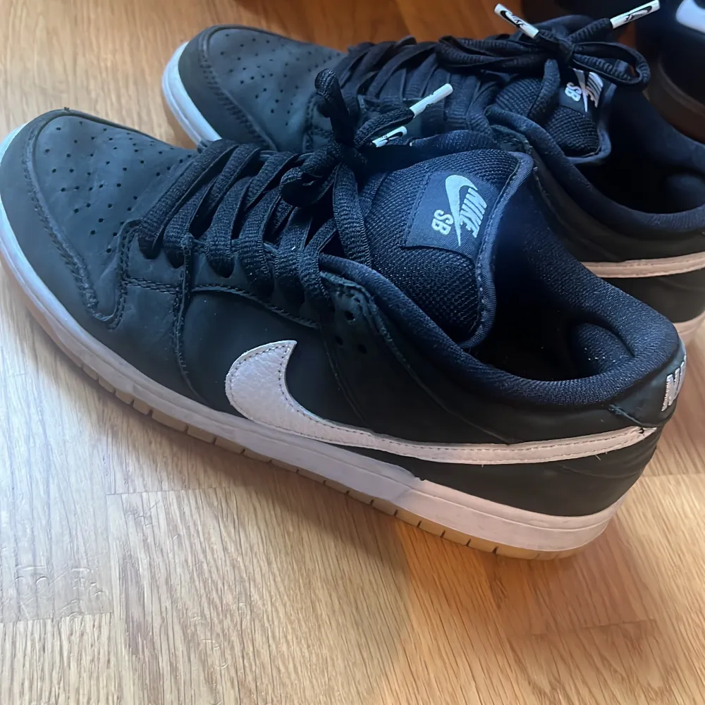 Nike SB Dunk Low Pro 'Black Gum' Storlek 40,5 använd 3 gånger ute  Ganska nya säljer för använder dem inte längre, har kvittobevis från skatedeluxe för 1500kr. Skor.