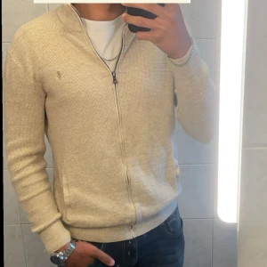 Polo Ralph Lauren Tröja - Säljer nu denna Polo Ralph Lauren tröjan. Tröjan är i 9/10 skick och har bara använts ett par gånger 👀. Modellen är 182 cm och väger cirka 73,5 kg. Om du funderar över något så hör bara av dig.