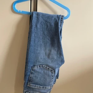 Gina jeans  - Ett par Gina Young jeans, i storlek 158. Köpt för 1 månad sen använd 3 ggr. Mycket bra skick 