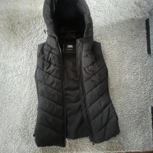 Zara väst  - Fin zara väst knappast använd, säljer för jag inte kommer använda🤗. Ord pris 240