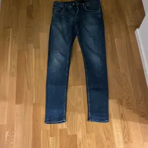 Hej jag säljer två par jeans. ☺️ ett par Replay Anbass med slitningar som syns sista bild ( absolut inget som syns vid användning) 🙌 Storlek 33/34 passar även 32/33 Andra är Tiger of Sweden jeans  33/32  Hör gärna av er med minsta förnedring✌️🍁🌁 