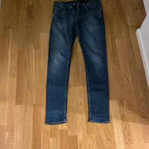 Replay och tiger of Sweden jeans  - Hej jag säljer två par jeans. ☺️ ett par Replay Anbass med slitningar som syns sista bild ( absolut inget som syns vid användning) 🙌 Storlek 33/34 passar även 32/33 Andra är Tiger of Sweden jeans  33/32  Hör gärna av er med minsta förnedring✌️🍁🌁 