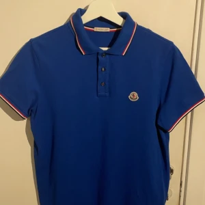 Moncler piké  - Sjukt snygg blå Moncler pike! Cond 9/10 flawless