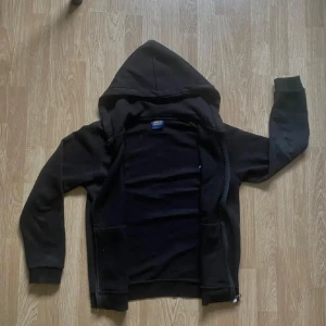 Svart hoodie från Polo Ralph Lauren - Säljer en snygg och bekväm svart hoodie från Polo Ralph Lauren. Perfekt för både chill och vardag!