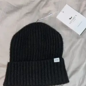 Tja! Säljer en helt oanvänd Wells Rib beanie från les deux som är perfekt till kalla tider. Tyget är liknande till merinoull. Nypris 500. 