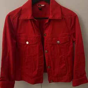 Röd jeansjacka xs - Använd fåtal gånger, är som ny.  Storlek: xs 