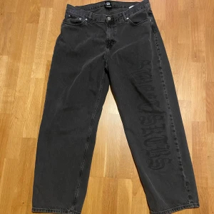Sweet sktbs jeans - Feta sweet sktbs jeans som inte passar mig längre. Dom är ganska baggy och har en lite svag text som det står ”Sweet sktbs”. Skriv om du vill ha mer bilder och pris kan diskuteras.