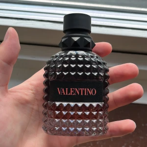 Valentino - Valentino parfym 50ml flaska men skulle säga att det är 30 ml kvar