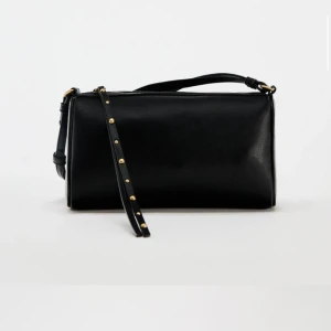 Zara skinn väska - Super snygg oandvänd axelrämsväska från zara. Tveka inte på att ställa frågor🤗 Ny pris 330kr