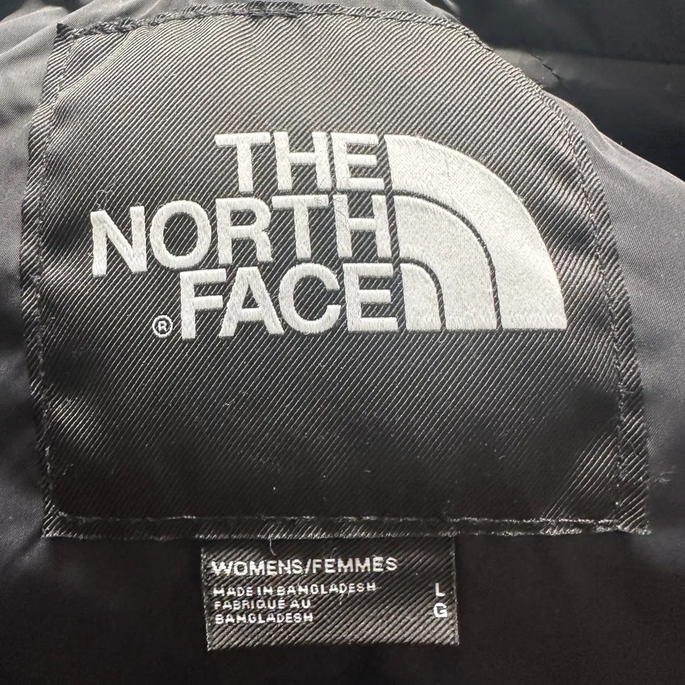 En dunjacka från The North Face! Endast använd ett fåtal gånger. Perfekt nu när det börjar bli kallt ute då det är en snygg jacka som både håller värme och har bra förvaring. Jackan är i dammodell men passar lika bra till herr! . Jackor.