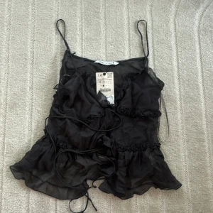 Linne från zara  - Säljer ett knyt linne från zara det är aldrig använd. Prislappen sitter kvar. 