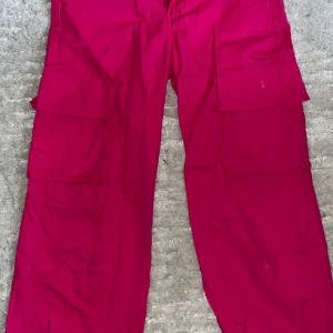 Cargo pants - Har en liten fläck på en av flickorna men ej märkbart