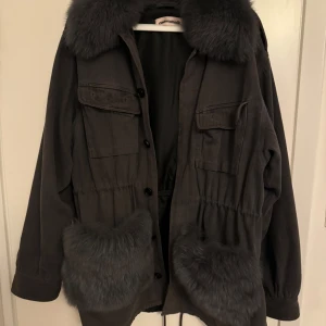 Custommade windie jacket - Intressekoll på jackan!!!  Vill gärna ha åtminstone 5000kr för den,  Windie jacket   F20 anthracite black