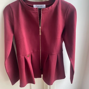 Vinröd cardigan - Vinröd cardigan aldrig använd🩷