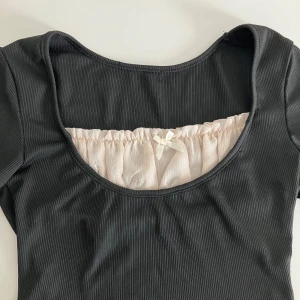 Söt topp - Tight svart topp med vit detalj, tyvärr lite för liten på mig som har M. 