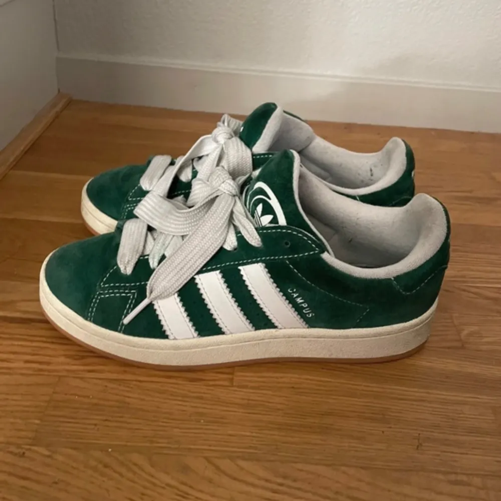 Mörkgröna adidas campus i storlek 37. Fint skick. . Skor.