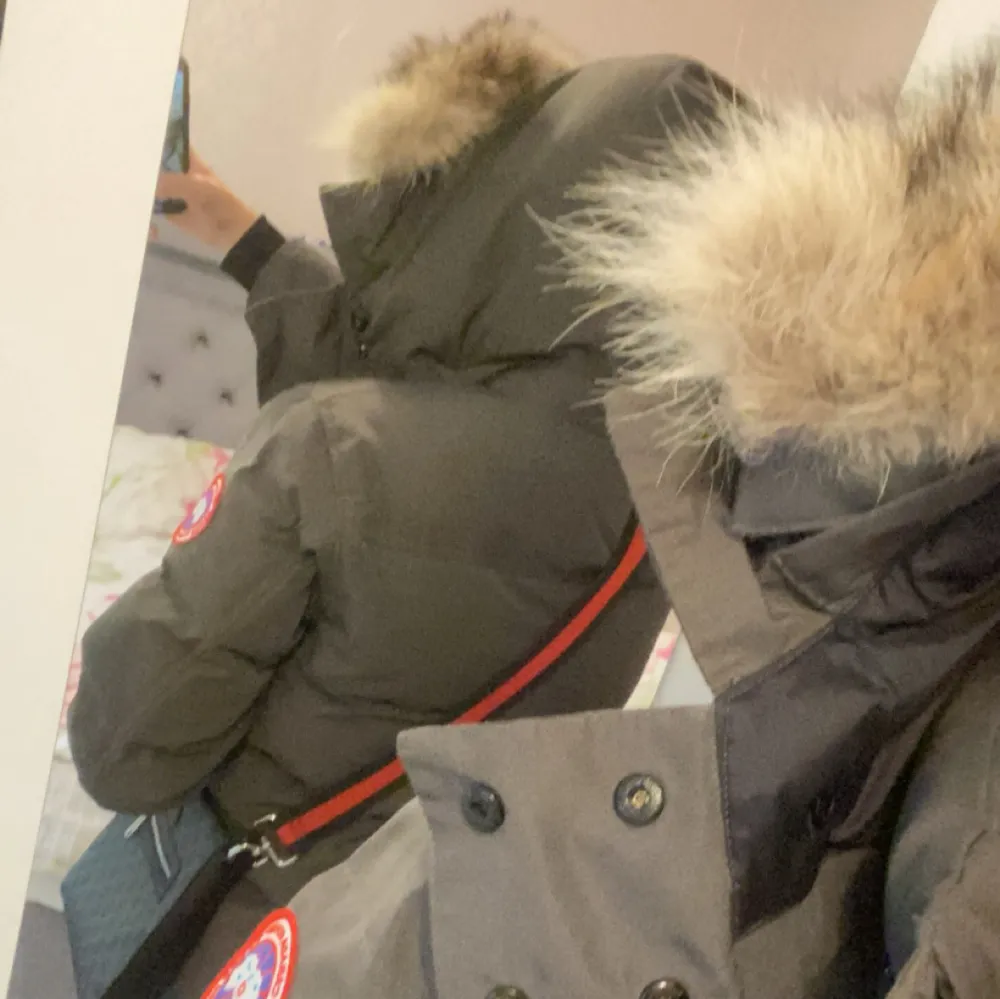 Vill sälja min canada goose wyndham parka inget fel med den förutom grejen man hänger upp den med gick av men går att hänga upp den med luvan. inga skador eller nått smuts på den helt ren.. Jackor.